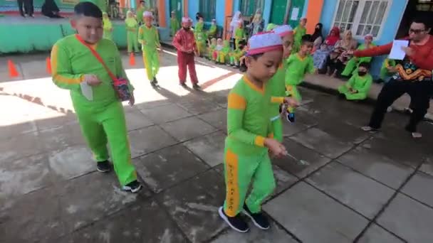 Los Niños Asiáticos Están Compitiendo Para Traer Canicas Usando Una — Vídeos de Stock