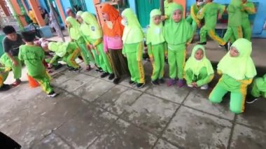 Şişeleri sünger kullanarak suyla doldurmak. Takım yarışması. 4K video görüntüleri. Güney Kalimantan, Endonezya. 18 Ağustos 2022. 