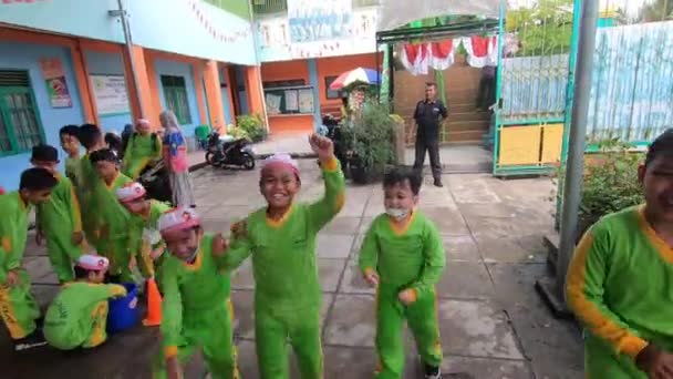 Barnen Känner Sig Lyckliga Grund Sin Seger Och Hoppar Glädje — Stockvideo