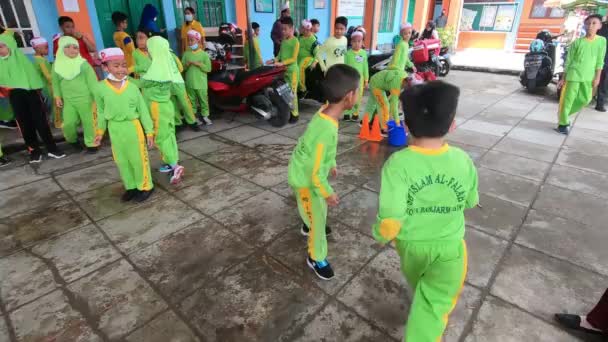 孩子们在跑来跑去 拿着海绵把它们泡在一桶水里 4K视频镜头 印度尼西亚 南加里曼丹 2022年8月18日 — 图库视频影像