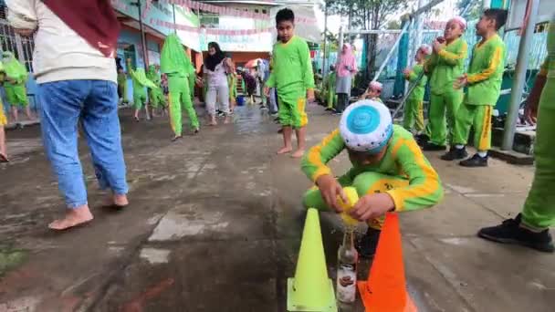 Bottle Almost Full Children Competing Fill Water Bottle Using Sponge — Stock Video