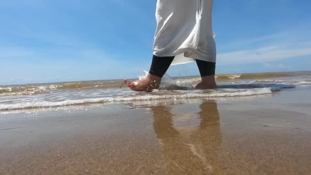 Повільний Рух Жінки Йде Пляж Жінки Пухкі Ноги — стокове відео