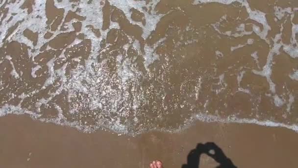 Медленное Движение Малых Волн Ползущих Пляжу Проходящих Через Песчаные Берега — стоковое видео