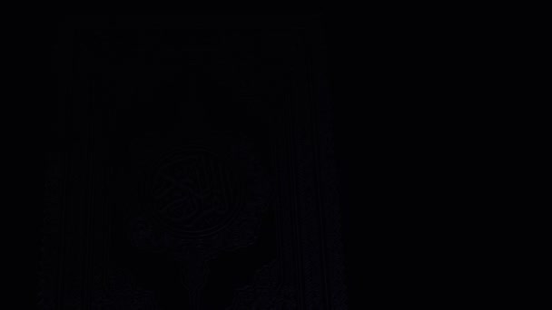 一个金光闪闪的盖着金字穆斯林书的封面在黑暗的背景下闪闪发光 这本书的封面有金字 4K视频镜头 印度尼西亚 南加里曼丹 2023年4月17日 — 图库视频影像
