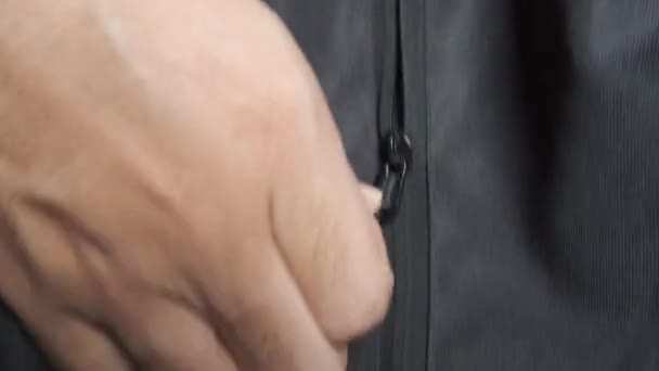 Extreme Nahaufnahme Reißverschluss Mit Hand Reißverschluss Der Tasche Während Die — Stockvideo