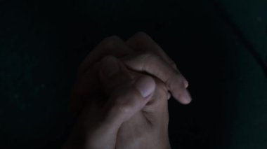 Huzursuz erkek elleri dua ediyor. Gergin ve rahatsız. Gergin eller. Adam gergin, dua ediyor. Hıristiyan erkek eli dua eder. 4K video görüntüleri.