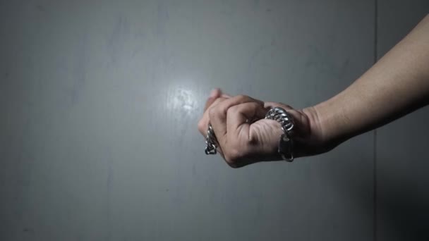 Großaufnahme Der Hand Eines Asiatischen Mannes Der Ein Großformatiges Kettenarmband — Stockvideo