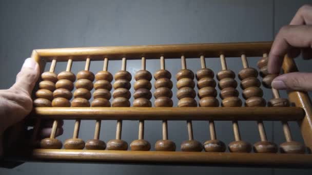 Abacus Sempoa Feito Madeira Mão Homem Asiático Está Focada Contagem — Vídeo de Stock