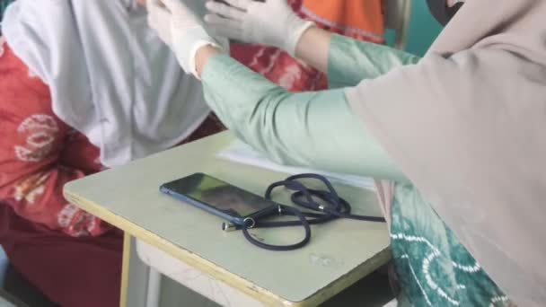 Tandheelkundige Controle Mondeling Examen Een Jong Meisje Met Een Hijab — Stockvideo