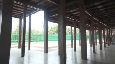 Geleneksel Endonezya evi. Güney Kalimantan, Endonezya 'daki Banjar kabilesinin radyoaktif yükseltilmiş evi. Evin altından çekilen kamera, yukarı eğilme tekniği kullanıyor. 4K video görüntüleri. 