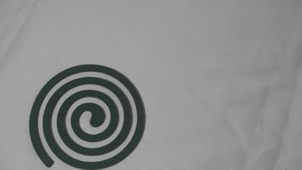 Разбрасывание Зеленых Спиральных Катушек Отпугивателя Комаров Белом Фоне Разбитые Разбитые — стоковое видео