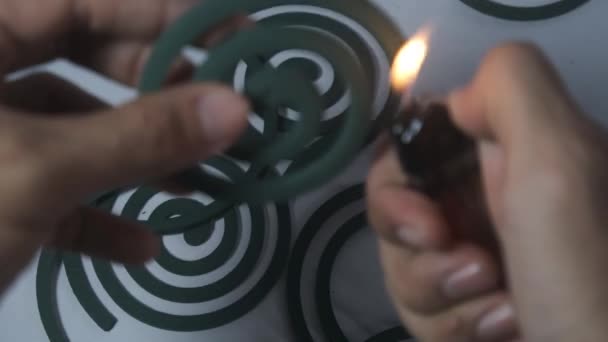 Взявши Котушку Відштовхування Комарів Освітлюючи Газовим Запальничком Кавказьке Чоловіче Освітлення — стокове відео