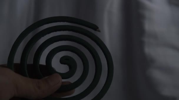 Schwingen Sie Die Mückenschutzspule Mehr Rauch Erzeugen Silhouette Einer Spiralförmigen — Stockvideo
