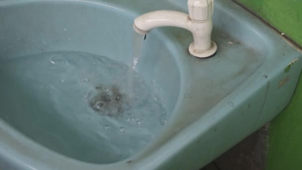Wasser Fließt Ununterbrochen Einem Blauen Waschbecken Sauberes Und Erfrischendes Konzept — Stockvideo