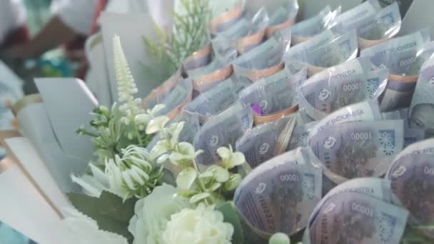 Bouquet Soldi Zoomando Diecimila Rupie Indonesiane Viola Intricatamente Disposti Assomigliare — Video Stock