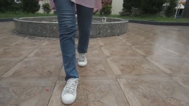 Die Füße Des Jungen Mädchens Bekleidet Mit Weißen Schuhen Und — Stockvideo