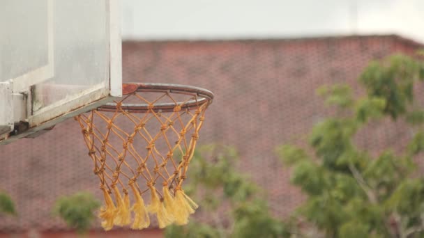 Ein Orangefarbener Basketballkorb Mit Einem Leuchtend Orangefarbenen Netz Vor Einem — Stockvideo