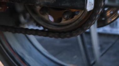 Hareket halindeki bir motosiklet zincirinin yakın çekim görüntüleri. Bu detaylı çekim mekanik hareketi ve dönen zincirin hassasiyetini yakalar, mekanik ve ulaşımla ilgili projeler için idealdir. 4K