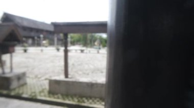 Geleneksel bir Dayak tabutu yerden yükseğe yükselir. Bu eşsiz defin uygulaması, projeler için ideal olan Dayak kabilesinin zengin kültürel mirasını ve ruhani inançlarını yansıtıyor. 4K