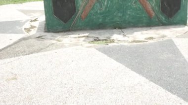 Geleneksel heykeller, ellerinde mızraklar ve kalkanlar olan ilkel giysiler içinde bir karı koca tasvir ediyor. Kamera uzaklaşır, çevreyi ve içeriği gösterir, projeler için ideal 4K