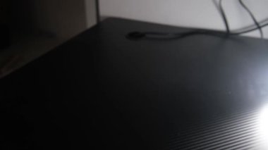 Şeffaf bir şişe su zorla siyah bir masaya çarptı. Hareket, dinamik ve yoğun bir an yaratır. Dramatik sahneler, ürün vurgusu ya da etkili yaşam tarzı kavramları için uygundur.