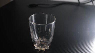 Doldurulana kadar boş bir cam bardağa maden suyu döküyorum. Temiz, ferahlatıcı, temiz hareketli su. Hidrasyon, sağlıklı yaşam tarzı, içecek reklamları ve ürün tanıtımı için mükemmel. 4K