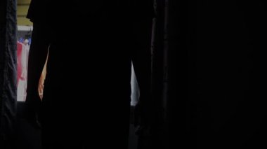 Sakince pencereden dışarı bakan bir adamın silueti, sonra dönüp evden çıkıyor. Huzurlu bir an. Düşünce, karar verme ve günlük rutinler için ideal..