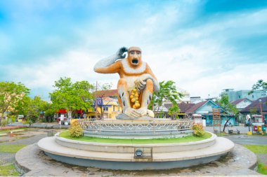 Banjarmasin, Güney Kalimantan, Endonezya. 19 Nisan 2023. Maymun heykelinin havadan görünüşü sabahları Banjarmasin 'deki tipik bir anıt gibidir. Banjarmasin şehir parkının güzel manzarası. 4K