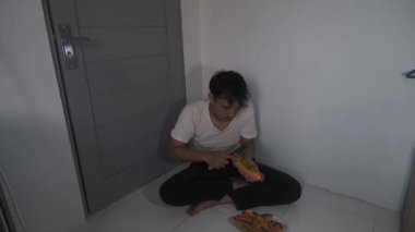 Dağınık bir adam olgun bir papayanın derisini dikkatlice soyar ve yumuşak turuncu etini ortaya çıkarır. Elleri yavaş ve kesin bir şekilde hareket ediyor. Geleneksel yemek hazırlığının sessiz, gerçek bir anını yakalıyor. 4K