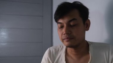 Yıpranmış giysiler içinde Asyalı bir adam hapşırmaya çalışır ama başarısız olur ve aniden çok kötü hapşırır. Onun ifadesi mücadeleden rahatlamaya değişir. Samimi ve esprili bir anda yakalanmış, sağlık için ideal. 4K