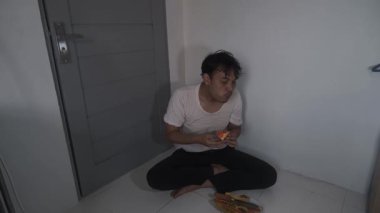 Papaya yiyen evsiz bir adam aşırı açlık belirtileri gösteriyor. O yıpranmış giysiler giyerek yere oturur ve yemeğine odaklanır. Sahne gerçek insan mücadelesini ve kurtuluşunu yakalıyor. 4K