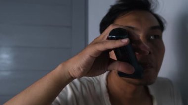 Zavallı bir adam sakalını elektrikli tıraş makinesiyle kesiyor. O, yıpranmış giysiler giyerek özen ve titizlikle tımar etmeye odaklanır. Sahne, saf, gerçek bir kişisel hijyen anını yakalıyor. 