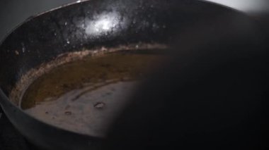 Pişmiş fıstık geleneksel bir el yapımı yağ süzgeci kullanılarak kurutuluyor, bu da fazla yağın damlamasına olanak sağlıyor. Sahne, otantik mutfak uygulamalarını, geleneksel mutfak aletlerini yakalıyor. 4K video