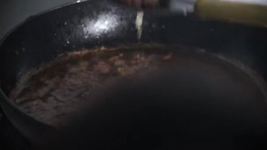 Geleneksel delinmiş metal bir plakayla taze fıstık kurutma işlemi. Altın fındıklar sıcak yağdan alınıp seruma bırakılıyor. Bu da otantik bir yemek hazırlama tekniğini gösteriyor. 4K