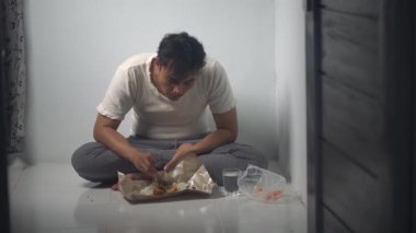 Evsiz bir adam yerde yemek yiyor ve gitmeden önce yemeğinin bir kısmını yarım bırakıyor. Görüntülerde yoksulluk, hayatta kalma ve günlük hayattaki insan mücadelesi konuları anlatılıyor. 4K görüntüsü