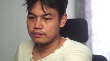 Eski püskü giysiler içinde Asyalı bir adam ekmek yerken basit bir açlık ve hayatta kalma anını ön plana çıkarıyor. Sahne yoksulluğu ve günlük çabaları resmediyor, ama aynı zamanda insan direncini de yansıtıyor.. 