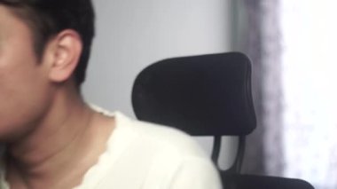 Beyaz gömlek giyen ince sakallı bir adam bir parça ekmek yerken oturuyor. Görüntüler günlük hayatın doğal ve basit bir anını yakalıyor, günlük yeme davranışlarına odaklanıyor. 4K gurubu