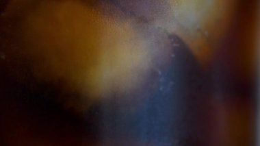 Buzlu kahveyi buzla karıştırıp, yakın plan.