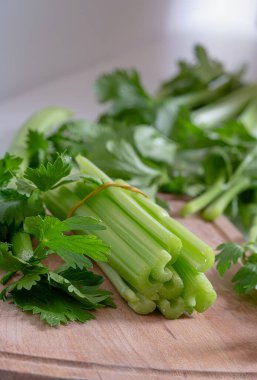 Taze kereviz sapları ve tahta kesme tahtasındaki yapraklar