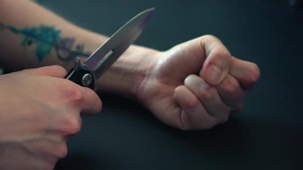 Самозахист Пандемія Підлітків Які Використовують Ножі Вирішення Проблем Рука Ножем — стокове відео