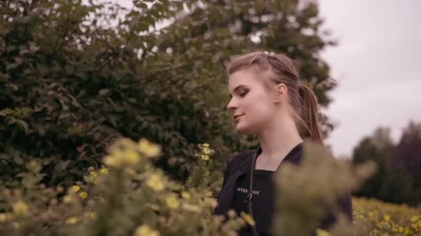 Gros Plan Une Jeune Femelle Regardant Autour Buissons Verts Denses — Video
