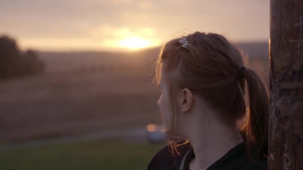 Saçları Örgülü Genç Bir Kızın Omuzlarının Üzerinden Romantik Huzurlu Bir — Stok video