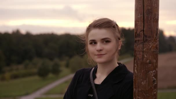 Rüzgarda Direğe Yaslanan Genç Bir Kadının Portresi Güzel Genç Bir — Stok video