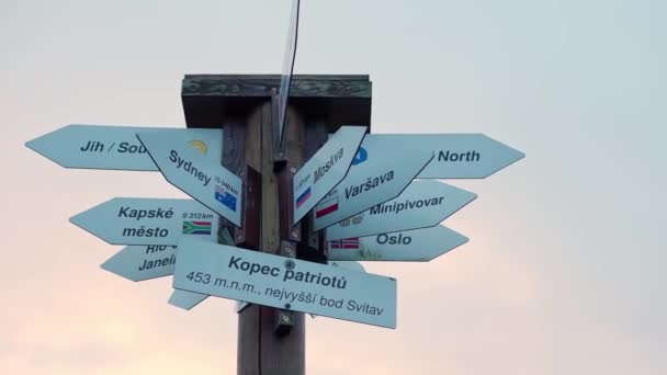 チェコ共和国のSvitavyの都市からのすべての既知の目的地への方向と距離についての通知のサイン — ストック動画