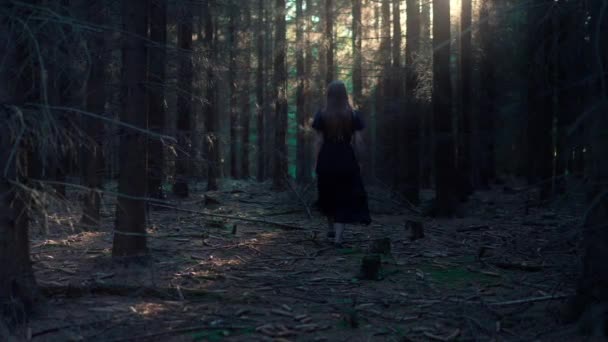 緑の森の心の田舎の木の道を歩いている少女の後部ショット — ストック動画