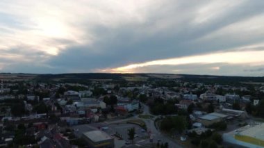 Gün batımında Svitavy şehrinin hava manzarası. Yollarda ve kavşaklarda araba kullanmak. Çek Cumhuriyeti