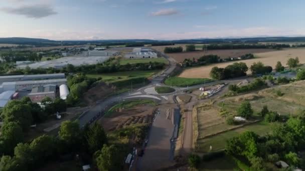 スヴィトヴィーヴィー市からの貨物輸送を解放するために想定される円形のアバウトの建設 ヨーロッパプロジェクト チェコ アリアルビューショット — ストック動画