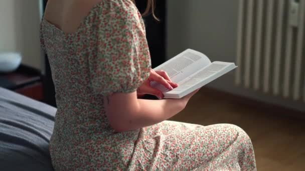 Elbiseli Genç Bir Kız Yatakta Kitap Okuyor Evde Sabah Işığında — Stok video