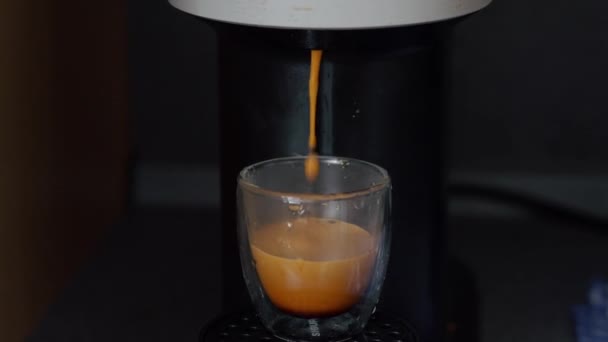 Kahve Makinası Küçük Bir Fincana Kahve Yapıyor Tam Olarak Evde — Stok video