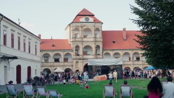 Δημοτική Γιορτή Στο Κάστρο Στο Moravsk Tebov Επισκέπτες Απολαμβάνουν Τον — Αρχείο Βίντεο